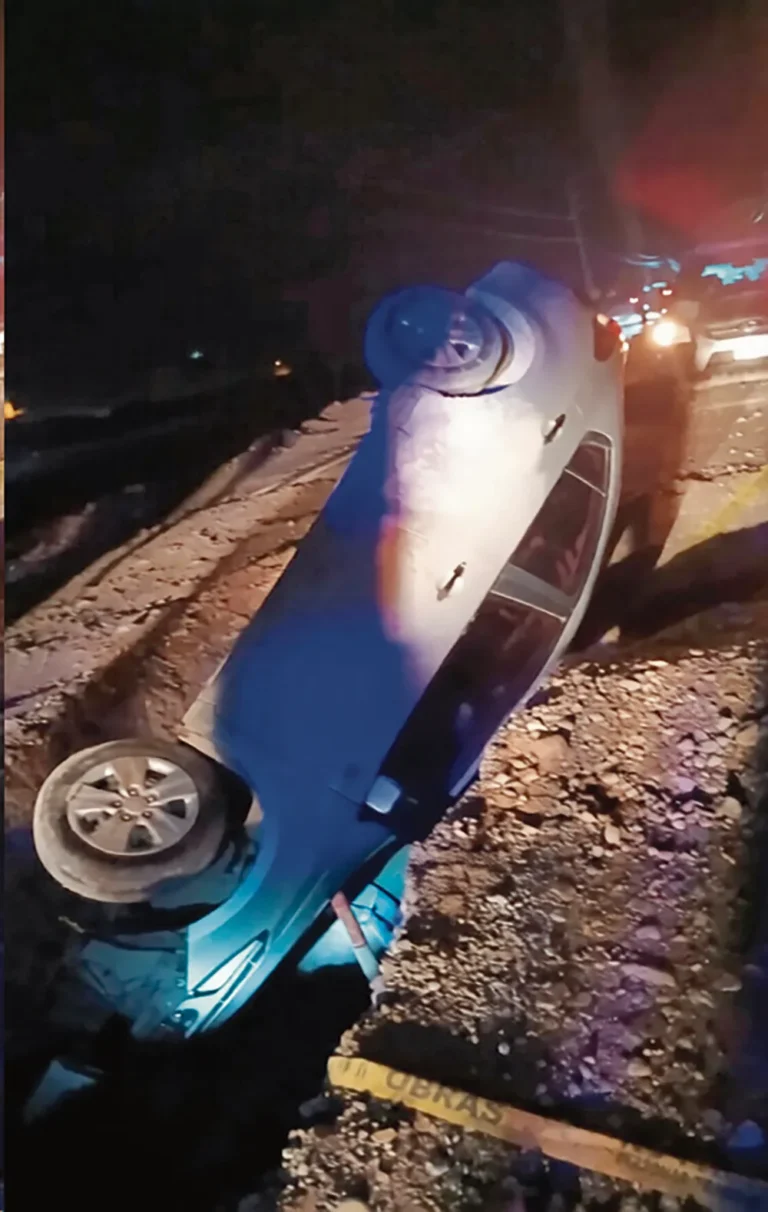 YURAJHUANCA: AUTO CAE A ZANJA Y DEJA VARIOS HERIDOS