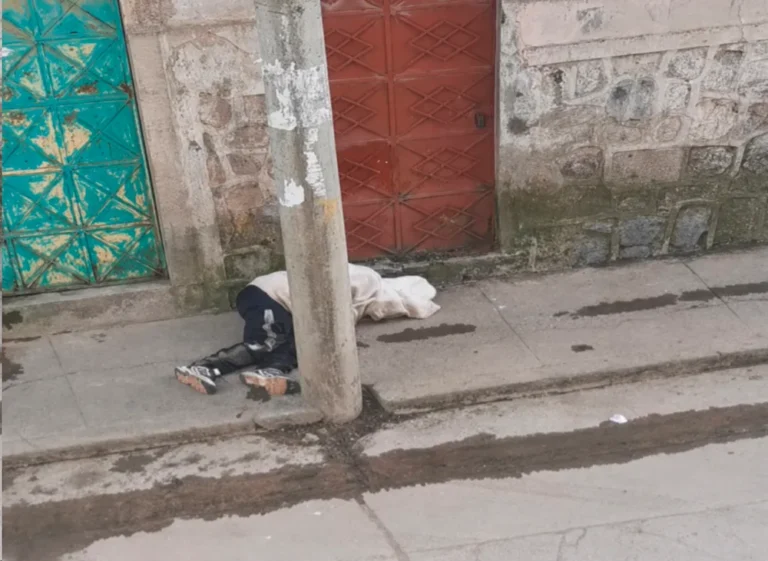 DENUNCIAN VECINOS: SERENOS ABANDONAN A JOVEN INCONSCIENTE