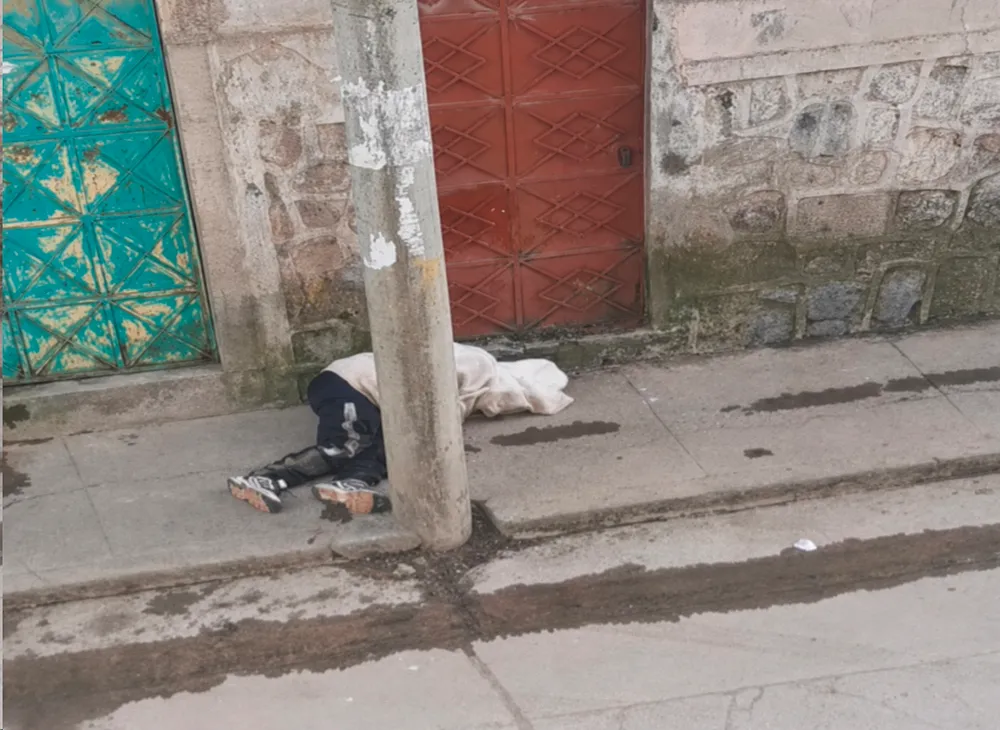 DENUNCIAN VECINOS: SERENOS ABANDONAN A JOVEN INCONSCIENTE