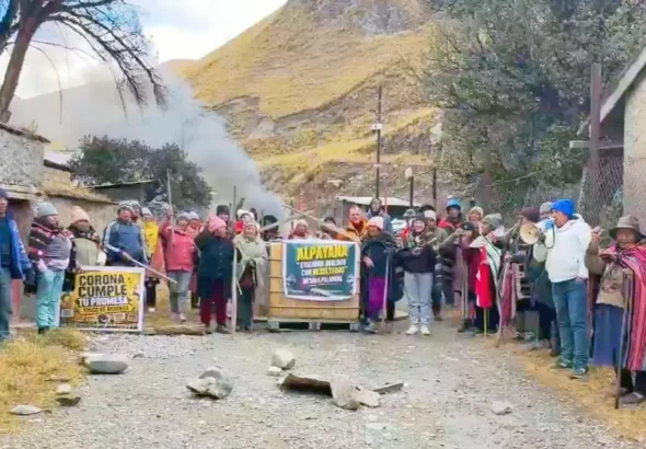 BLOQUEAN VÍA CHUPACA - CAÑETE EN PROTESTA CONTRA EMPRESA MINERA CORONA