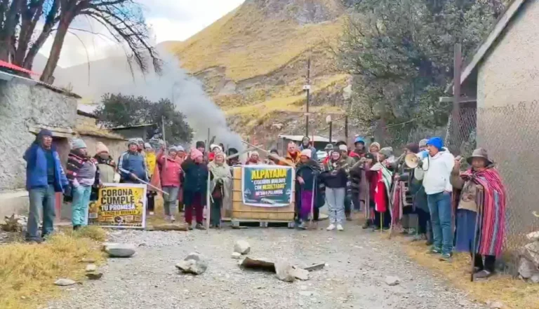 BLOQUEAN VÍA CHUPACA - CAÑETE EN PROTESTA CONTRA EMPRESA MINERA CORONA