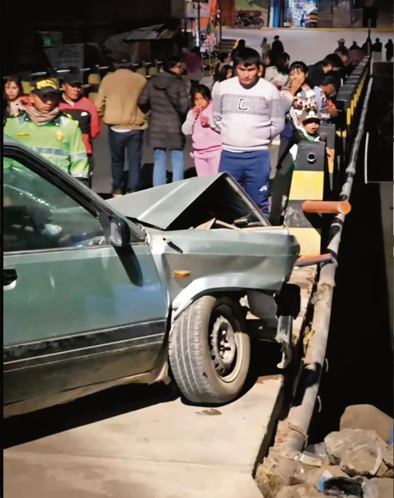 LIRCAY: VEHÍCULO CHOCA CONTRA BARANDA DE PUENTE SICRA