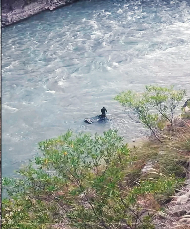 QUICHUAS: VEHÍCULO CAE AL RÍO MANTARO TRAS DESPISTE