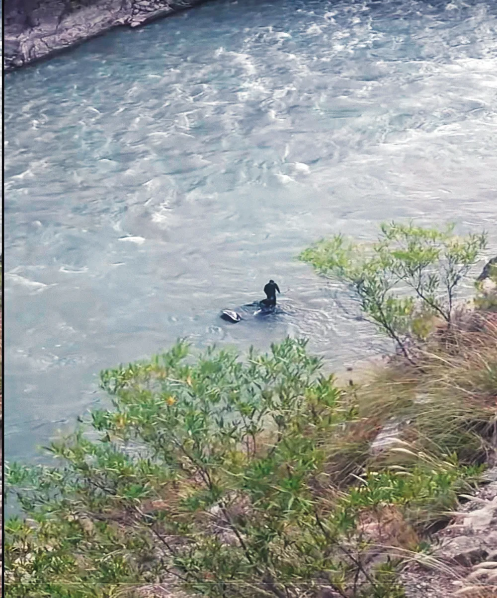 QUICHUAS: VEHÍCULO CAE AL RÍO MANTARO TRAS DESPISTE