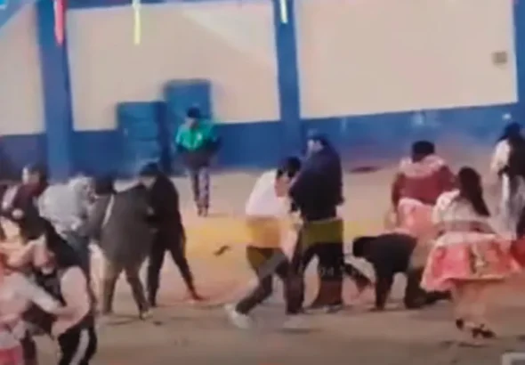 HAY ACUCHILLADOS: FIESTA FAMILIAR TERMINA EN DESCOMUNAL BATALLA CAMPAL