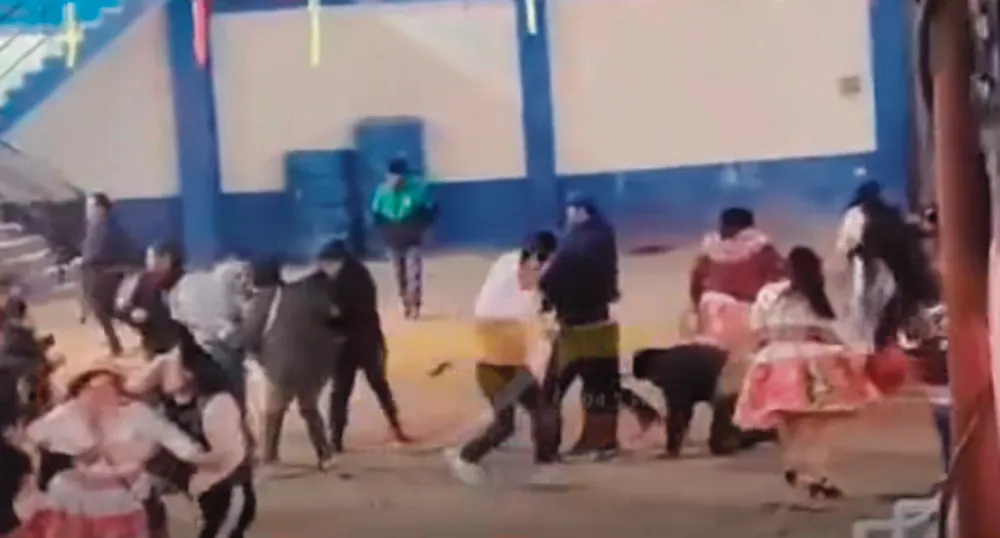 HAY ACUCHILLADOS: FIESTA FAMILIAR TERMINA EN DESCOMUNAL BATALLA CAMPAL