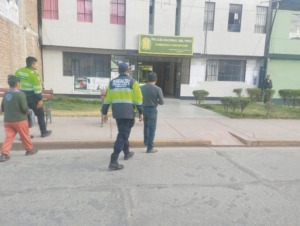 POR CELOS ENFERMISOS: SUJETO MALTRATA A ESPOSA Y POLICÍAS TUVIERON QUE INTERVENIR