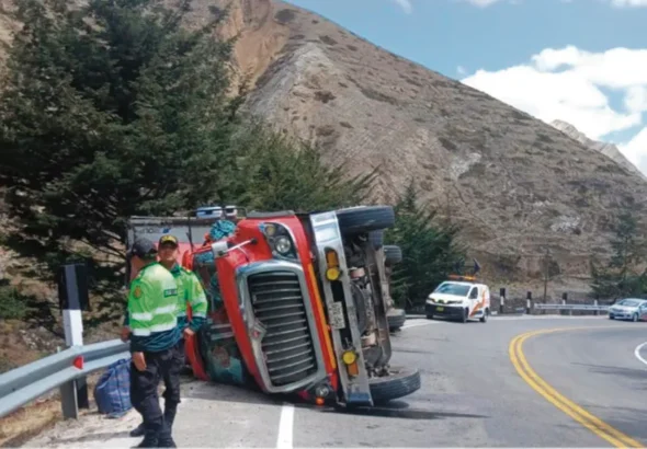 EN RUTA LA OROYA-HUANCAYO: CAMIÓN CON CARGA DE CERVEZA SE DESPISTA Y VUELCA CERCA A QUIULLA