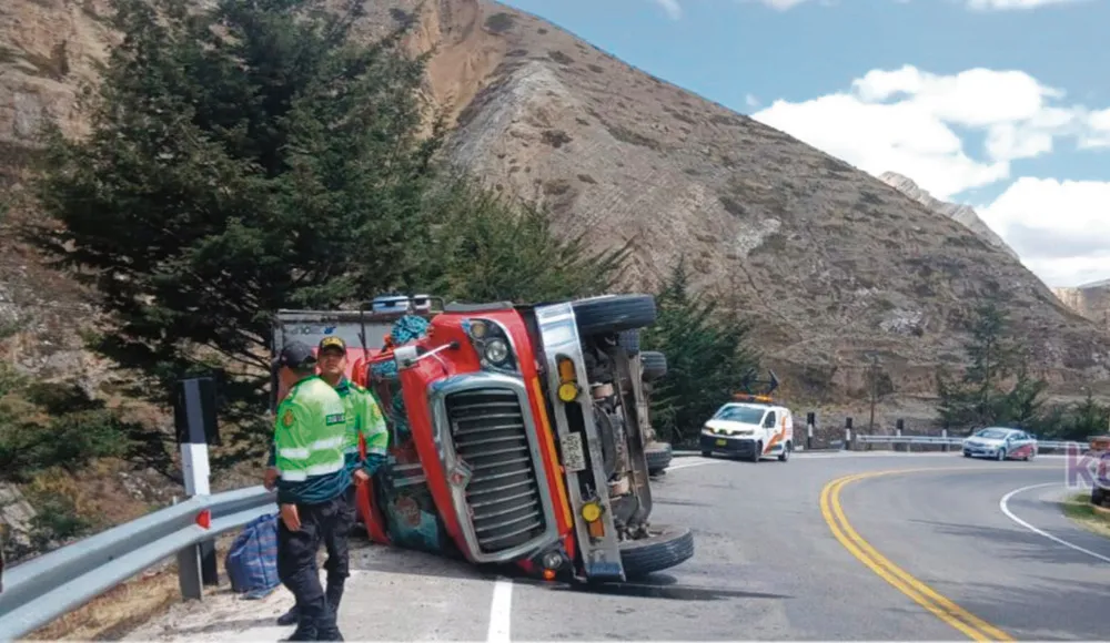 EN RUTA LA OROYA-HUANCAYO: CAMIÓN CON CARGA DE CERVEZA SE DESPISTA Y VUELCA CERCA A QUIULLA