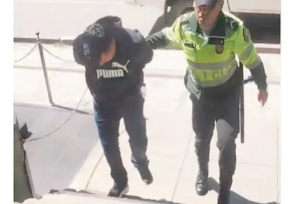 TOCAMIENTOS INDEBIDOS: POLICÍAS DETIENEN A CONDUCTOR DE BUS