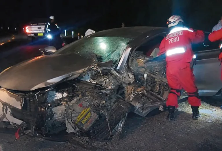 EN LA CARRETERA CENTRAL: VIOLENTO CHOQUE FRONTAL DEJA TRES HERIDOS ATRAPADOS