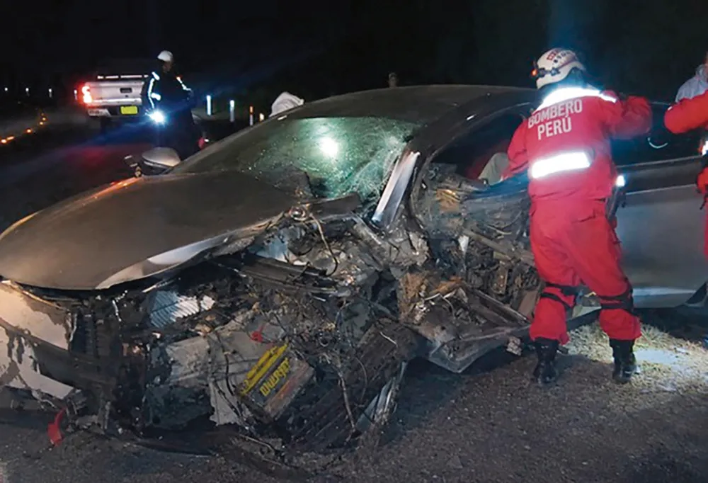 EN LA CARRETERA CENTRAL: VIOLENTO CHOQUE FRONTAL DEJA TRES HERIDOS ATRAPADOS