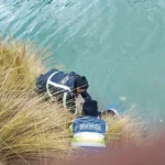 MINIVAN CAE A LAGUNA DE OXIDACION: POLICÍAS RESCATAN EL CUERPO DE UN VARÓN