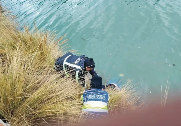 MINIVAN CAE A LAGUNA DE OXIDACION: POLICÍAS RESCATAN EL CUERPO DE UN VARÓN