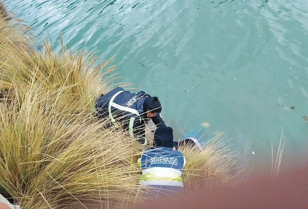 MINIVAN CAE A LAGUNA DE OXIDACION: POLICÍAS RESCATAN EL CUERPO DE UN VARÓN