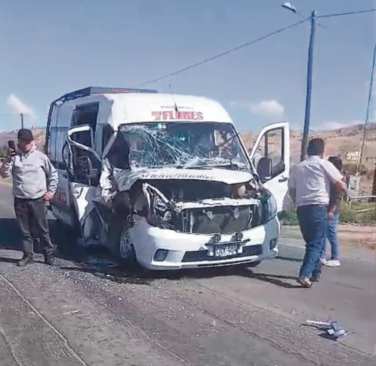 VARIOS HERIDOS: EN VIOLENTO CHOQUE ENTRE COMBI Y TRÁILER