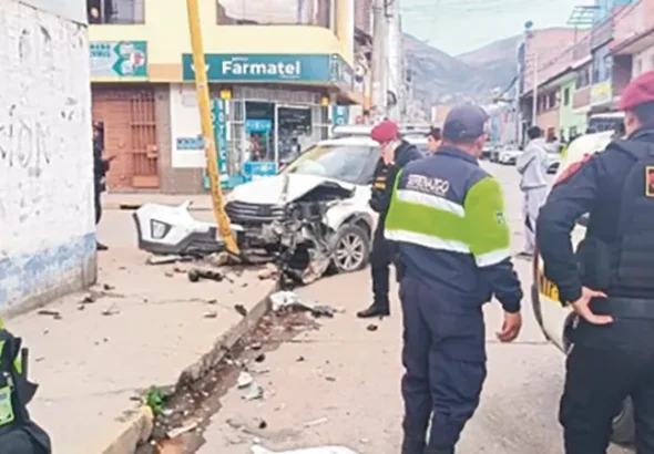 ALTO TRÁFICO: CHOQUE ENTRE CAMIONETA Y TAXI GENERA CONGESTIÓN EN CENTRO DE HUANCAYO