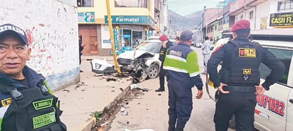 ALTO TRÁFICO: CHOQUE ENTRE CAMIONETA Y TAXI GENERA CONGESTIÓN EN CENTRO DE HUANCAYO