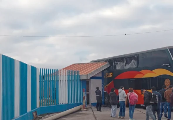 TRAS VIOLENTO CHOQUE CONTRA CASETA: JAUJA, PASAJEROS SE LLEVARON GRAN SUSTO