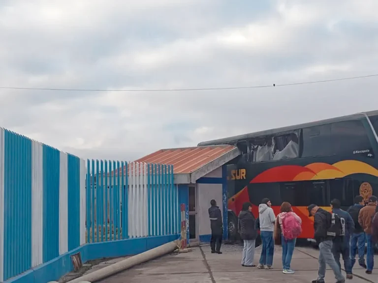 TRAS VIOLENTO CHOQUE CONTRA CASETA: JAUJA, PASAJEROS SE LLEVARON GRAN SUSTO