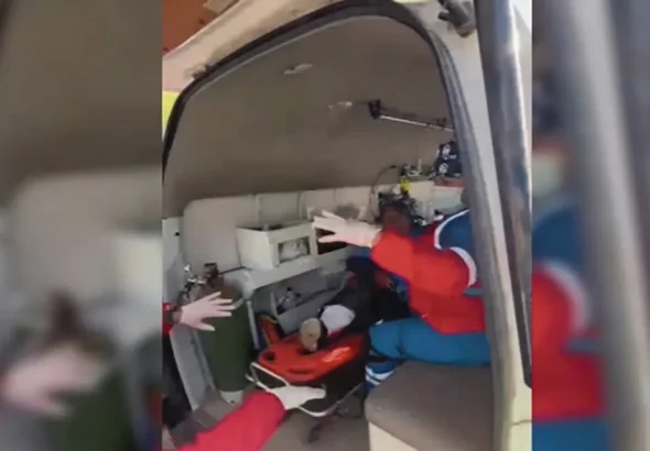 COMERCIANTE DE AJOS: SUFRE GRAVE FRACTURA EXPUESTA TRAS CAER BAJO LAS LLANTAS DE MICROBÚS