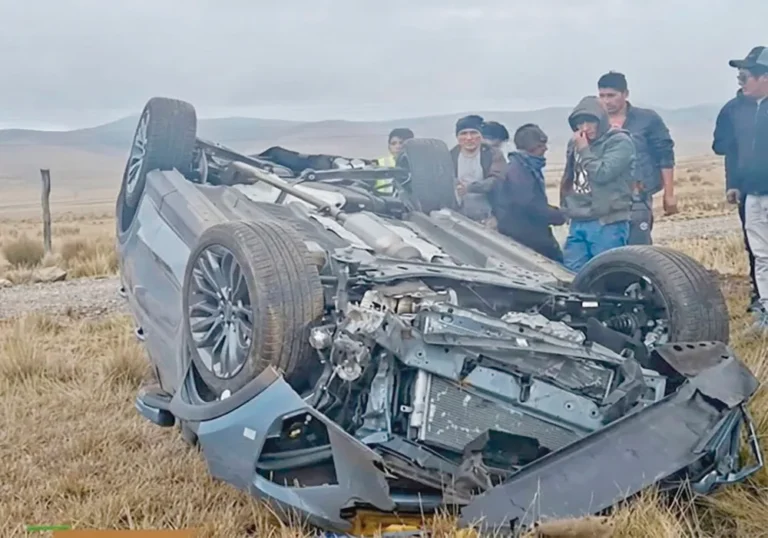 VOLCADURA DE CAMIONETA: DEJA HERIDOS EN LA VÍA LA OROYA–JUNÍN