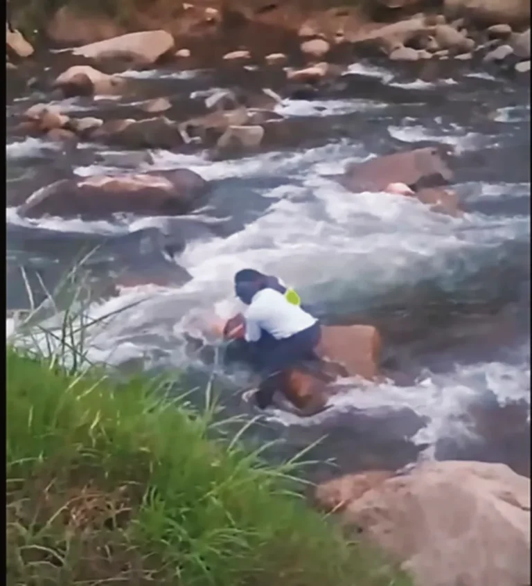 AUXILIO Y RESCATE: SERENAZGO DE PANGOA RESCATA A MUJER DEL RÍO SAN RAMÓN