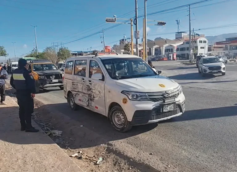 ACCIDENTE DE TRÁNSITO: COLECTIVO Y CAMIONETA COLISIONAN POR PRESUNTA IMPRUDENCIA EN EL TAMBO