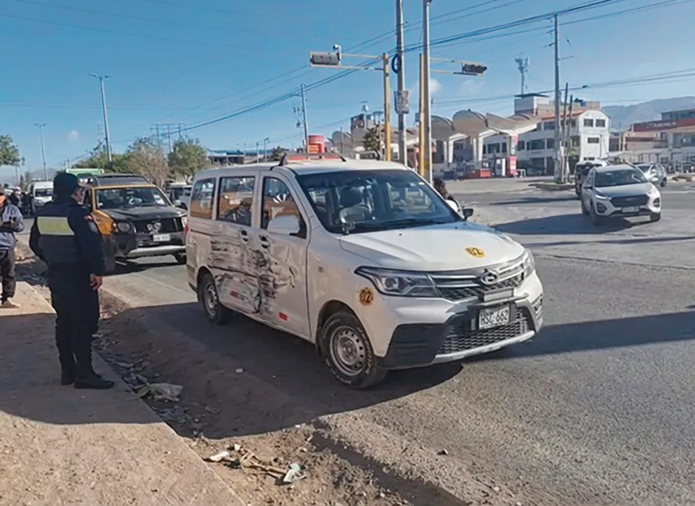 ACCIDENTE DE TRÁNSITO: COLECTIVO Y CAMIONETA COLISIONAN POR PRESUNTA IMPRUDENCIA EN EL TAMBO