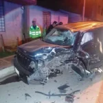 EN URBANIZACIÓN EL LINO: VEHÍCULO IMPACTA CONTRA POSTE Y EL CONDUCTOR SE DA A LA FUGA
