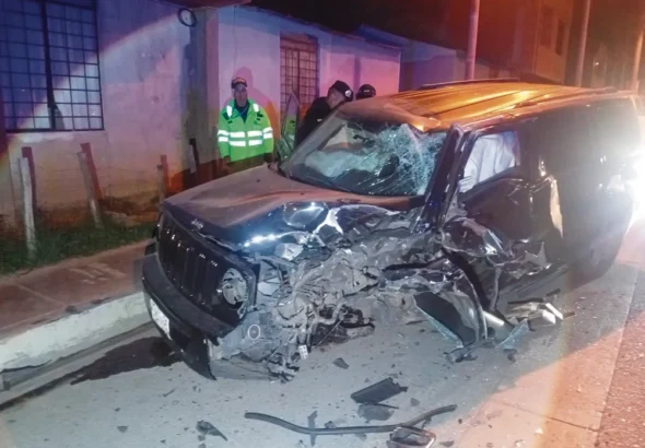 EN URBANIZACIÓN EL LINO: VEHÍCULO IMPACTA CONTRA POSTE Y EL CONDUCTOR SE DA A LA FUGA
