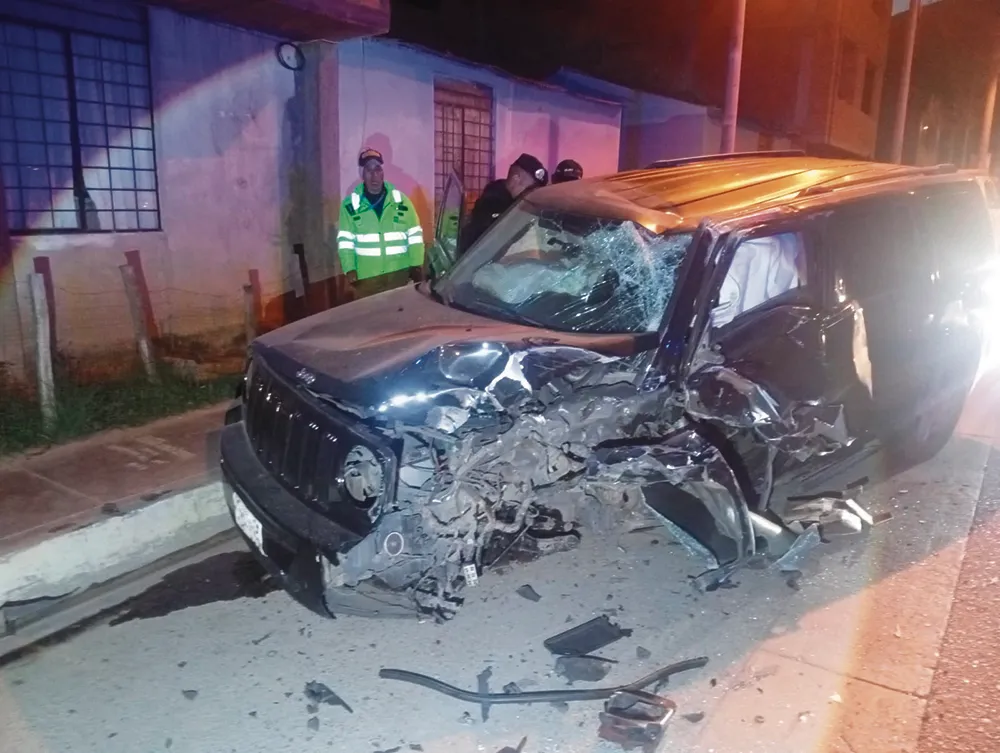 EN URBANIZACIÓN EL LINO: VEHÍCULO IMPACTA CONTRA POSTE Y EL CONDUCTOR SE DA A LA FUGA