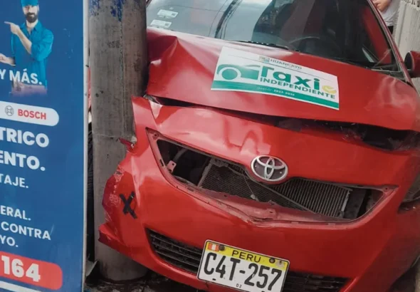 ENTRE TARAPACÁ Y COMUNEROS: AUTO IMPACTA CONTRA UN POSTE