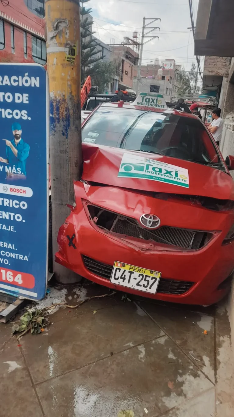 ENTRE TARAPACÁ Y COMUNEROS: AUTO IMPACTA CONTRA UN POSTE