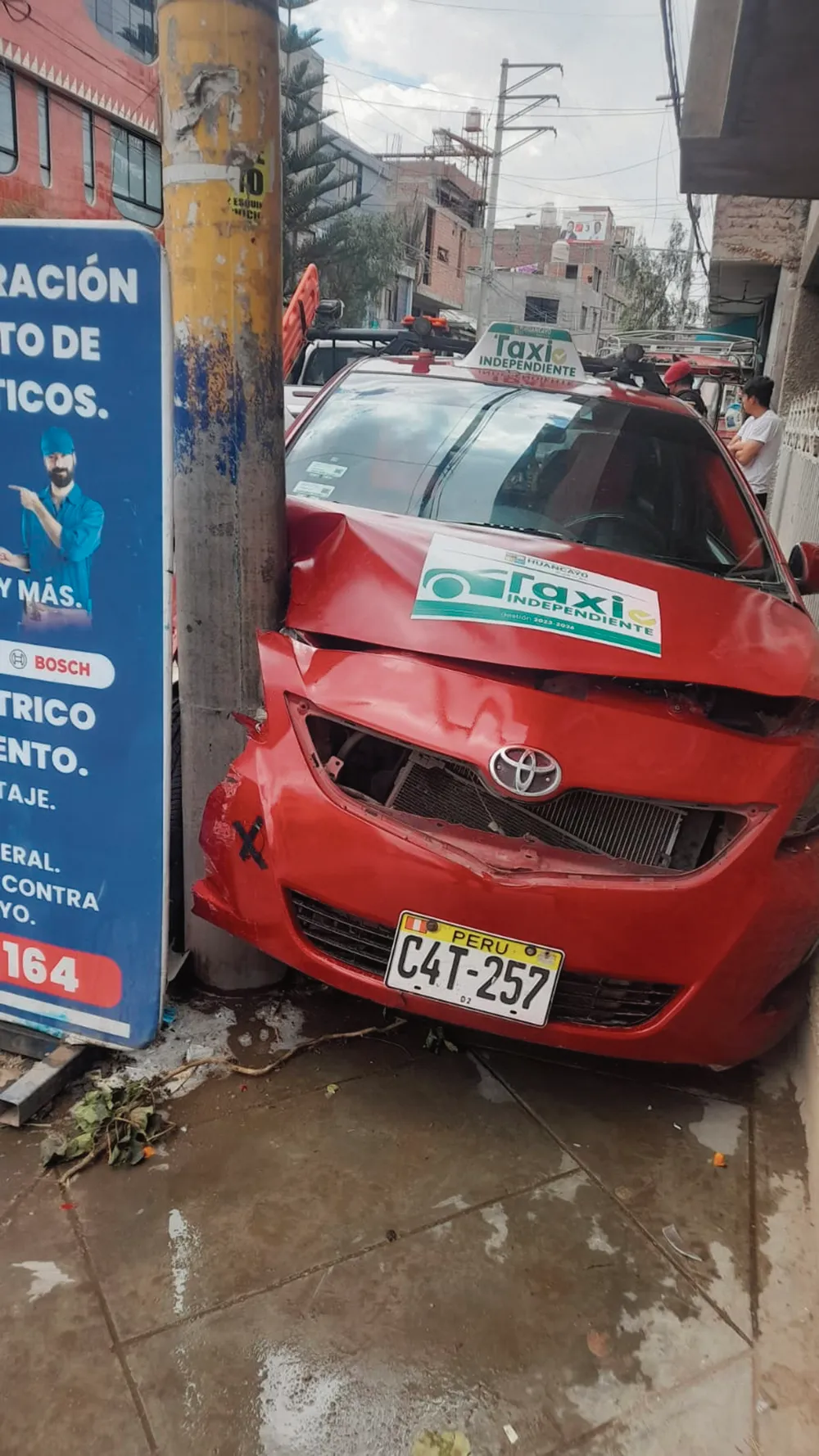 ENTRE TARAPACÁ Y COMUNEROS: AUTO IMPACTA CONTRA UN POSTE