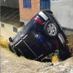 DE CABEZA: CAMIONETA SE DESPISTA Y TERMINA EN DESNIVEL