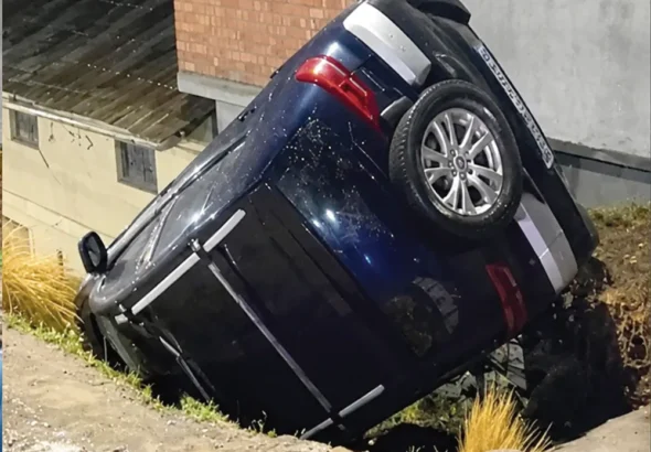 DE CABEZA: CAMIONETA SE DESPISTA Y TERMINA EN DESNIVEL