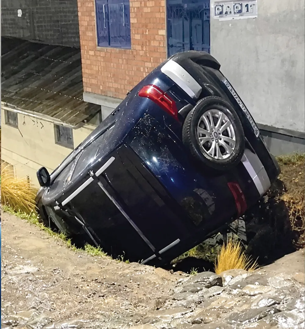 DE CABEZA: CAMIONETA SE DESPISTA Y TERMINA EN DESNIVEL