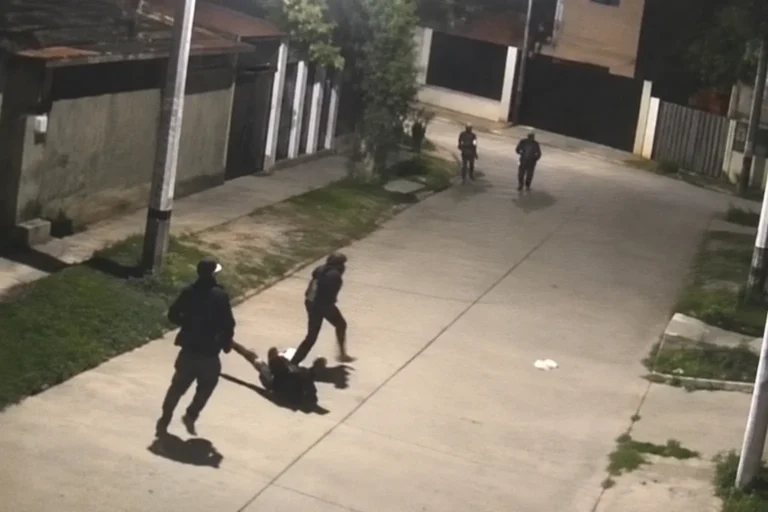 CUATRO SUJETOS ASALTAN: DAN BRUTAL GOLPIZA A JOVEN EN SAN CARLOS