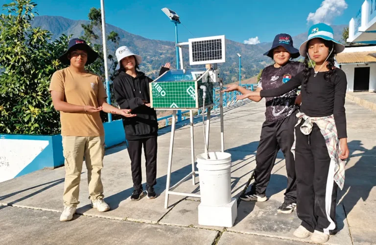 HUANCAVELICA: ESTUDIANTES DE SOCOS CREAN DESTILADOR SOLAR