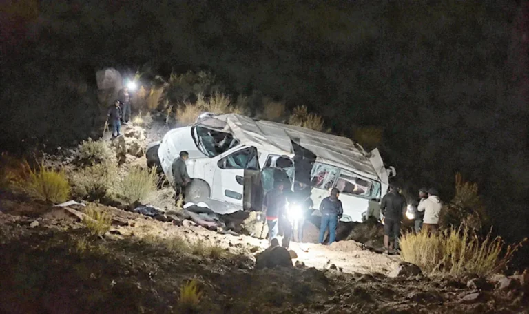 ¡PASEO FATAL!: TRES DOCENTES FALLECEN TRAS CAÍDA DE COMBI A UN ABISMO
