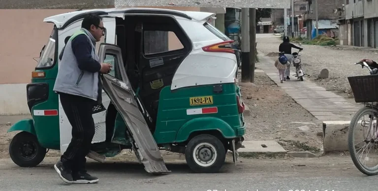 APARATOSO CHOQUE: DEJA UN HERIDO GRAVE Y DAÑOS MATERIALES EN JAUJA