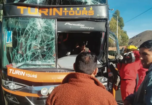 MAYÚSCULO SUSTO: UN VIOLENTO CHOQUE DE UN BUS Y UN CAMIÓN ALARMÓ A LOS PASAJEROS
