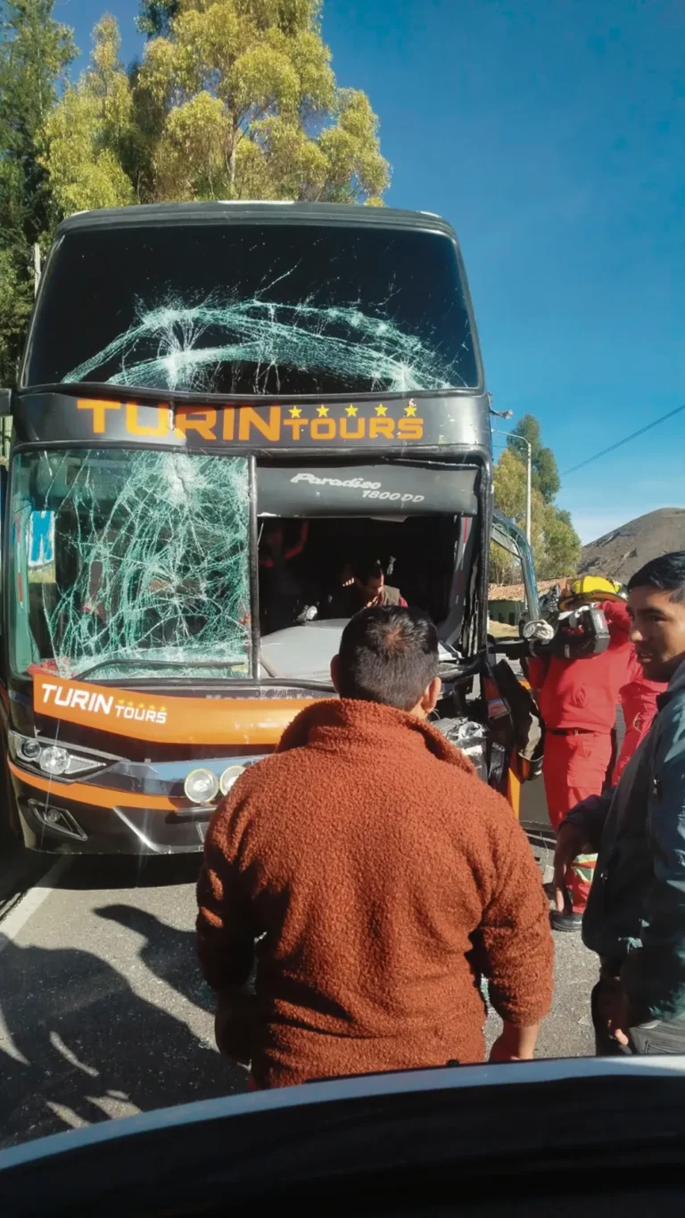 MAYÚSCULO SUSTO: UN VIOLENTO CHOQUE DE UN BUS Y UN CAMIÓN ALARMÓ A LOS PASAJEROS