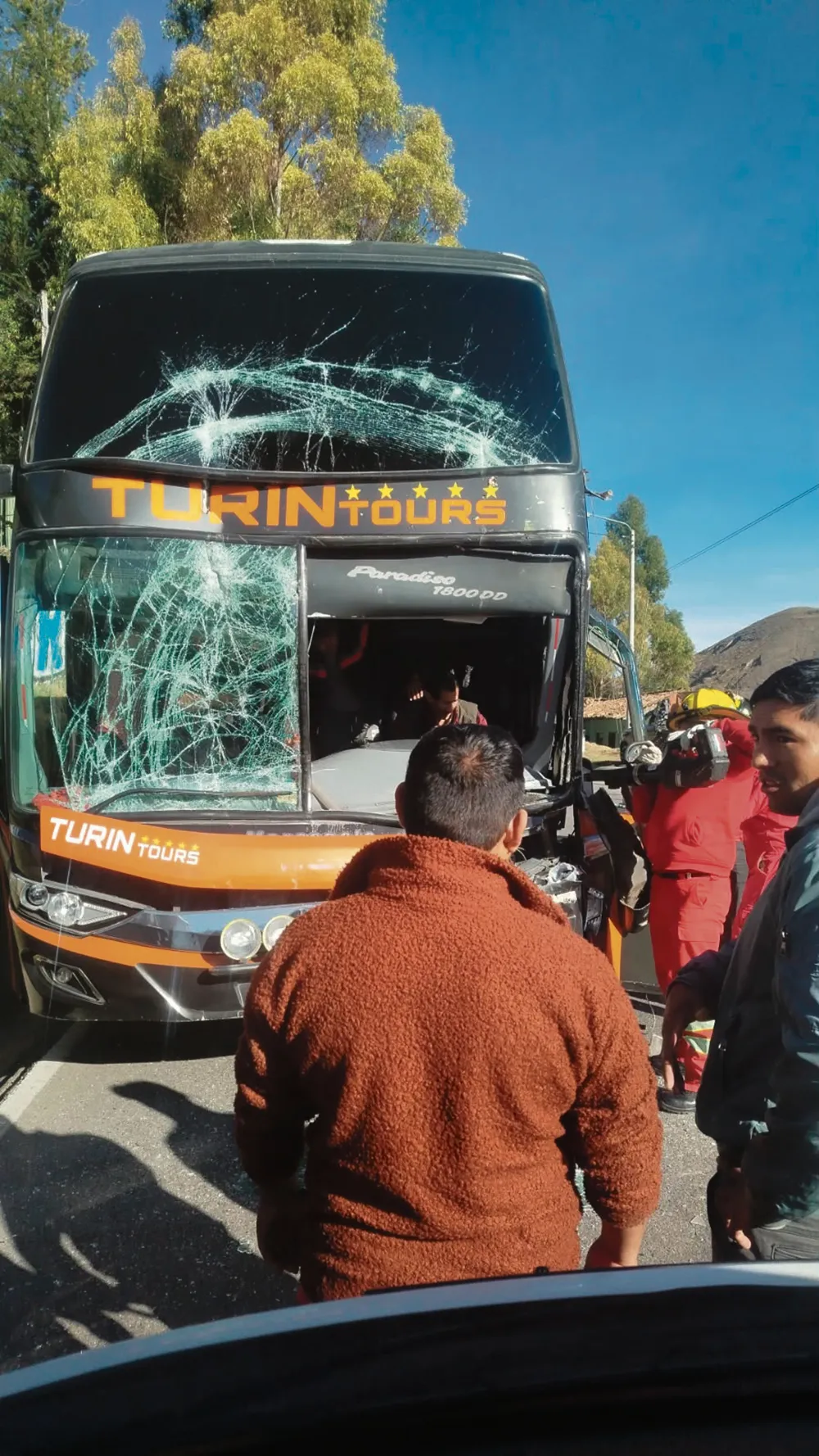 MAYÚSCULO SUSTO: UN VIOLENTO CHOQUE DE UN BUS Y UN CAMIÓN ALARMÓ A LOS PASAJEROS