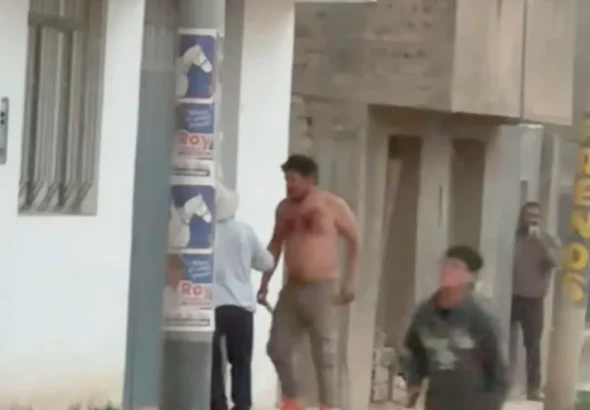 EN LA VIA PÚBLICA: SUJETO SEMIDESNUDO Y CUCHILLO EN MANO GENERA ALARMA: JAUJA