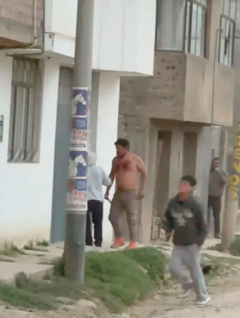 EN LA VIA PÚBLICA: SUJETO SEMIDESNUDO Y CUCHILLO EN MANO GENERA ALARMA: JAUJA
