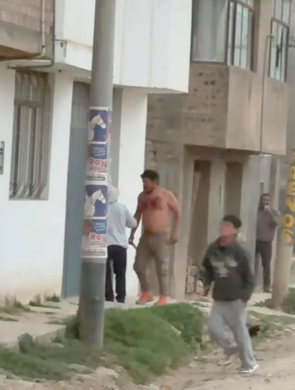 EN LA VIA PÚBLICA: SUJETO SEMIDESNUDO Y CUCHILLO EN MANO GENERA ALARMA: JAUJA