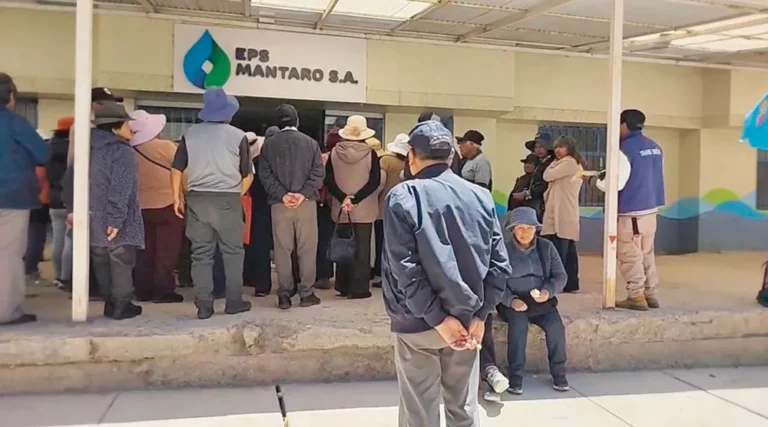 POR FALTA DE CALIDAD DE AGUA: POBLADORES DE JAUJA REALIZAN PLANTÓN A LA EPS MANTARO