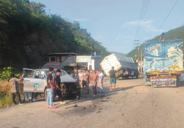 EN LA VIA HACIA PERENÉ: CHOQUE ENTRE CAMIONETA Y CAMIÓN DEJA DAÑOS MATERIALES